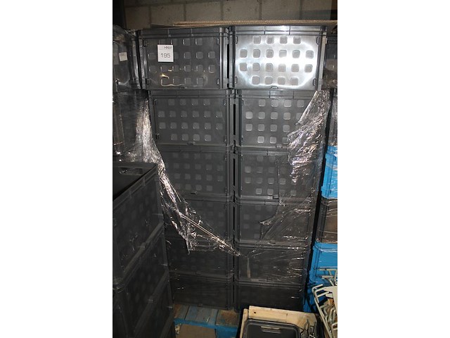 24 kunststof stapelbakken sunware met afmeting 60 x 40 x 37 cm op pallet. let op: kavel is onderdeel van co... onderdeel van combinatiekavel combinatiekavel van 24 pallets met 24 /48 kunststof stapelbakken sunware met afmeting 30/60 x 40 x 37 cm. kavels f0188 t/m f0211 - afbeelding 2 van  2