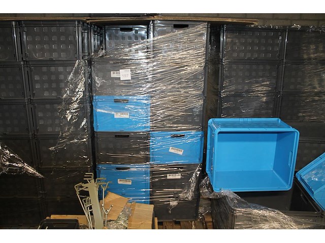 24 kunststof stapelbakken sunware met afmeting 60 x 40 x 37 cm op pallet. let op: kavel is onderdeel van co... onderdeel van combinatiekavel combinatiekavel van 24 pallets met 24 /48 kunststof stapelbakken sunware met afmeting 30/60 x 40 x 37 cm. kavels f0188 t/m f0211 - afbeelding 1 van  2