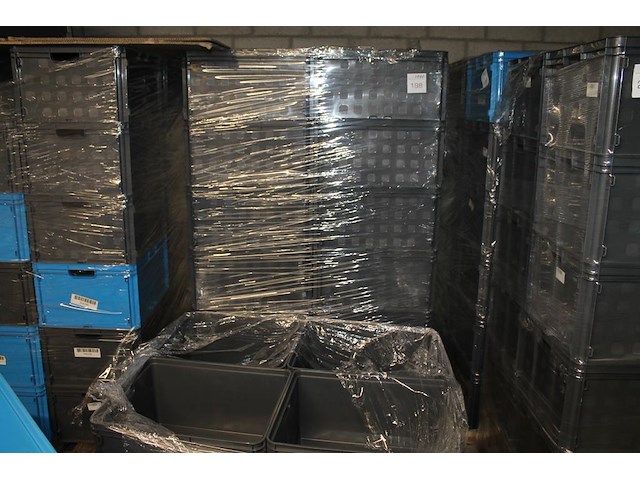 24 kunststof stapelbakken sunware met afmeting 60 x 40 x 37 cm op pallet. let op: kavel is onderdeel van co... onderdeel van combinatiekavel combinatiekavel van 24 pallets met 24 /48 kunststof stapelbakken sunware met afmeting 30/60 x 40 x 37 cm. kavels f0188 t/m f0211 - afbeelding 1 van  2
