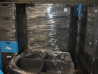 24 kunststof stapelbakken sunware met afmeting 60 x 40 x 37 cm op pallet. let op: kavel is onderdeel van co... onderdeel van combinatiekavel combinatiekavel van 24 pallets met 24 /48 kunststof stapelbakken sunware met afmeting 30/60 x 40 x 37 cm. kavels f0188 t/m f0211 - afbeelding 1 van  2