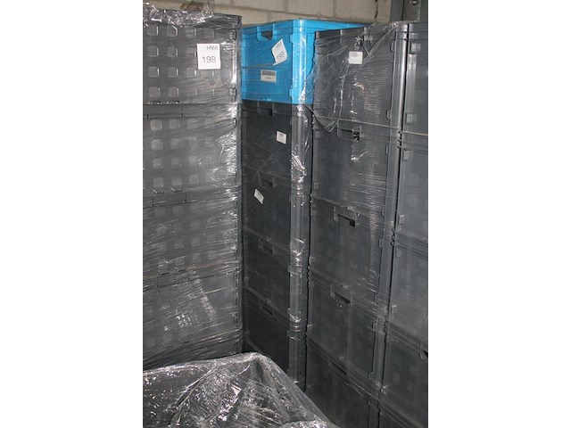 24 kunststof stapelbakken sunware met afmeting 60 x 40 x 37 cm op pallet. let op: kavel is onderdeel van co... onderdeel van combinatiekavel combinatiekavel van 24 pallets met 24 /48 kunststof stapelbakken sunware met afmeting 30/60 x 40 x 37 cm. kavels f0188 t/m f0211 - afbeelding 1 van  2