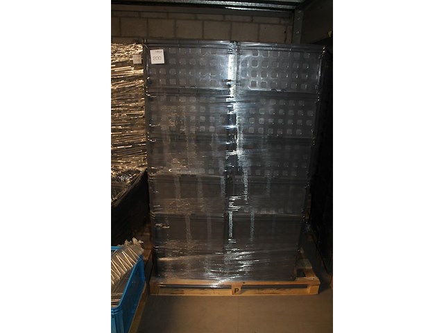24 kunststof stapelbakken sunware met afmeting 60 x 40 x 37 cm op pallet. let op: kavel is onderdeel van co... onderdeel van combinatiekavel combinatiekavel van 24 pallets met 24 /48 kunststof stapelbakken sunware met afmeting 30/60 x 40 x 37 cm. kavels f0188 t/m f0211 - afbeelding 2 van  2