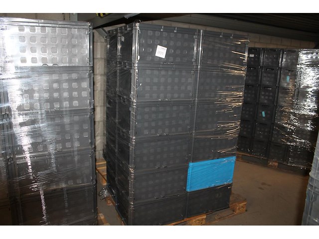 24 kunststof stapelbakken sunware met afmeting 60 x 40 x 37 cm op pallet. let op: kavel is onderdeel van co... onderdeel van combinatiekavel combinatiekavel van 24 pallets met 24 /48 kunststof stapelbakken sunware met afmeting 30/60 x 40 x 37 cm. kavels f0188 t/m f0211 - afbeelding 1 van  2