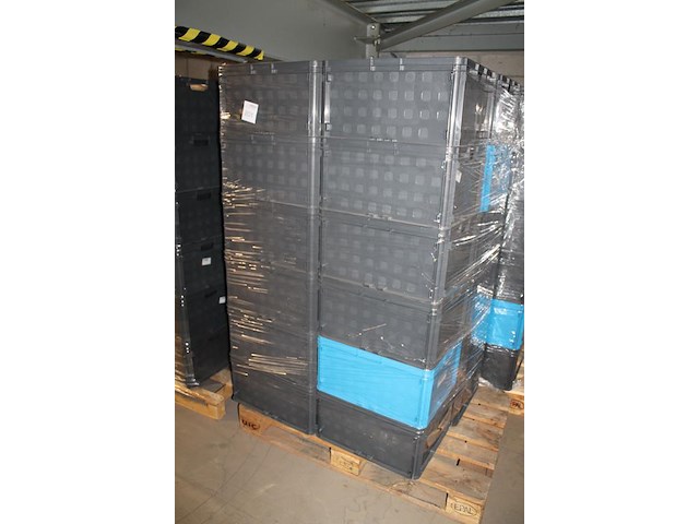 24 kunststof stapelbakken sunware met afmeting 60 x 40 x 37 cm op pallet. let op: kavel is onderdeel van co... onderdeel van combinatiekavel combinatiekavel van 24 pallets met 24 /48 kunststof stapelbakken sunware met afmeting 30/60 x 40 x 37 cm. kavels f0188 t/m f0211 - afbeelding 2 van  2