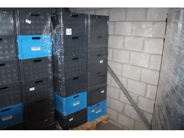 24 kunststof stapelbakken sunware met afmeting 60 x 40 x 37 cm op pallet. let op: kavel is onderdeel van co... onderdeel van combinatiekavel combinatiekavel van 24 pallets met 24 /48 kunststof stapelbakken sunware met afmeting 30/60 x 40 x 37 cm. kavels f0188 t/m f0211 - afbeelding 1 van  2