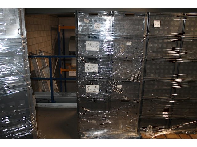 24 kunststof stapelbakken sunware met afmeting 60 x 40 x 37 cm op pallet. let op: kavel is onderdeel van co... onderdeel van combinatiekavel combinatiekavel van 24 pallets met 24 /48 kunststof stapelbakken sunware met afmeting 30/60 x 40 x 37 cm. kavels f0188 t/m f0211 - afbeelding 1 van  2