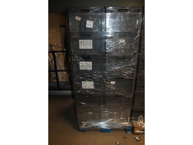 24 kunststof stapelbakken sunware met afmeting 60 x 40 x 37 cm op pallet. let op: kavel is onderdeel van co... onderdeel van combinatiekavel combinatiekavel van 24 pallets met 24 /48 kunststof stapelbakken sunware met afmeting 30/60 x 40 x 37 cm. kavels f0188 t/m f0211 - afbeelding 2 van  2