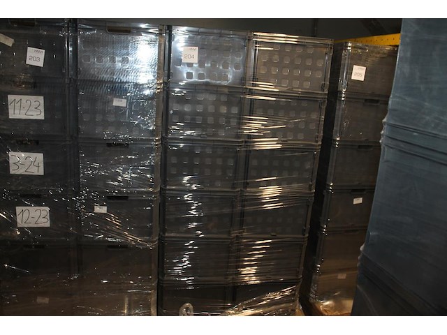 24 kunststof stapelbakken sunware met afmeting 60 x 40 x 37 cm op pallet. let op: kavel is onderdeel van co... onderdeel van combinatiekavel combinatiekavel van 24 pallets met 24 /48 kunststof stapelbakken sunware met afmeting 30/60 x 40 x 37 cm. kavels f0188 t/m f0211 - afbeelding 1 van  2