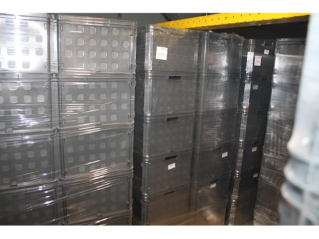 24 kunststof stapelbakken sunware met afmeting 60 x 40 x 37 cm op pallet. let op: kavel is onderdeel van co... onderdeel van combinatiekavel combinatiekavel van 24 pallets met 24 /48 kunststof stapelbakken sunware met afmeting 30/60 x 40 x 37 cm. kavels f0188 t/m f0211 - afbeelding 1 van  2