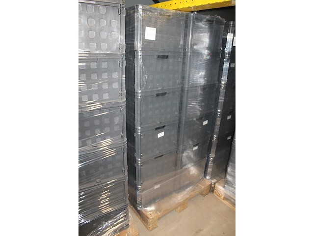 24 kunststof stapelbakken sunware met afmeting 60 x 40 x 37 cm op pallet. let op: kavel is onderdeel van co... onderdeel van combinatiekavel combinatiekavel van 24 pallets met 24 /48 kunststof stapelbakken sunware met afmeting 30/60 x 40 x 37 cm. kavels f0188 t/m f0211 - afbeelding 2 van  2