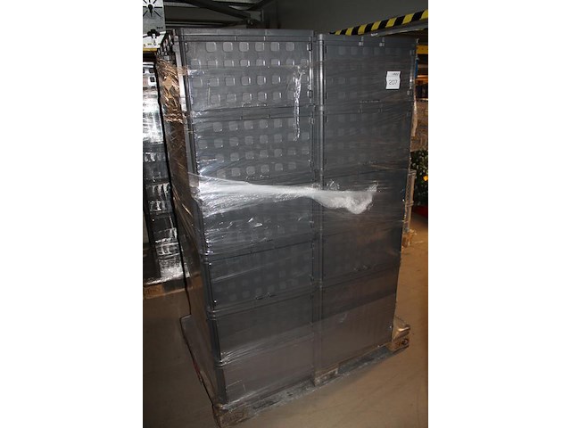 24 kunststof stapelbakken sunware met afmeting 60 x 40 x 37 cm op pallet. let op: kavel is onderdeel van co... onderdeel van combinatiekavel combinatiekavel van 24 pallets met 24 /48 kunststof stapelbakken sunware met afmeting 30/60 x 40 x 37 cm. kavels f0188 t/m f0211 - afbeelding 1 van  2