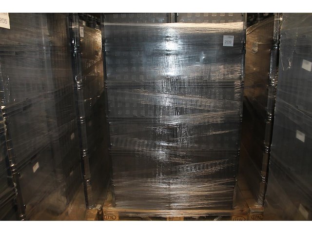 24 kunststof stapelbakken sunware met afmeting 60 x 40 x 37 cm op pallet. let op: kavel is onderdeel van co... onderdeel van combinatiekavel combinatiekavel van 24 pallets met 24 /48 kunststof stapelbakken sunware met afmeting 30/60 x 40 x 37 cm. kavels f0188 t/m f0211 - afbeelding 1 van  2