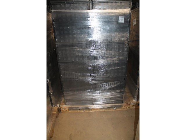 24 kunststof stapelbakken sunware met afmeting 60 x 40 x 37 cm op pallet. let op: kavel is onderdeel van co... onderdeel van combinatiekavel combinatiekavel van 24 pallets met 24 /48 kunststof stapelbakken sunware met afmeting 30/60 x 40 x 37 cm. kavels f0188 t/m f0211 - afbeelding 2 van  2