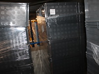 24 kunststof stapelbakken sunware met afmeting 60 x 40 x 37 cm op pallet. let op: kavel is onderdeel van co... onderdeel van combinatiekavel combinatiekavel van 24 pallets met 24 /48 kunststof stapelbakken sunware met afmeting 30/60 x 40 x 37 cm. kavels f0188 t/m f0211 - afbeelding 1 van  2