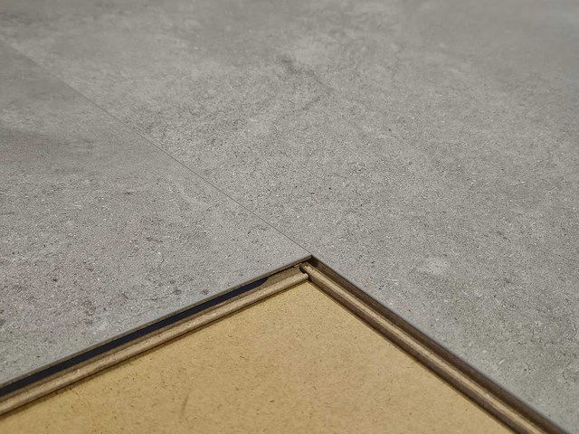 24 m2 laminaat tegel - 610 x 610 x 8 mm - afbeelding 1 van  2