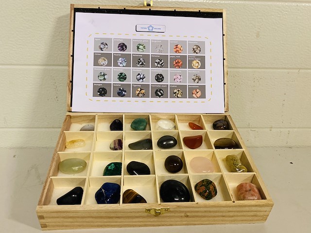 24 verschillende trommelstenen in kist - afbeelding 1 van  7
