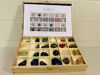 24 verschillende trommelstenen in kist - afbeelding 1 van  7