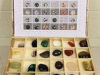 24 verschillende trommelstenen in kist - afbeelding 2 van  7