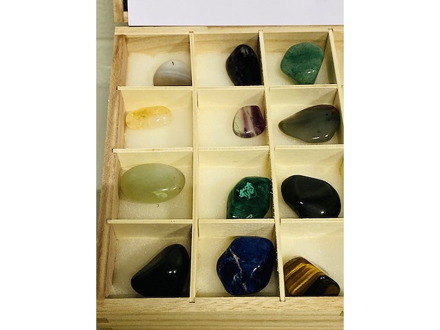 24 verschillende trommelstenen in kist - afbeelding 3 van  7