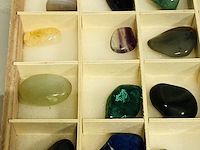 24 verschillende trommelstenen in kist - afbeelding 3 van  7