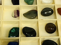 24 verschillende trommelstenen in kist - afbeelding 4 van  7