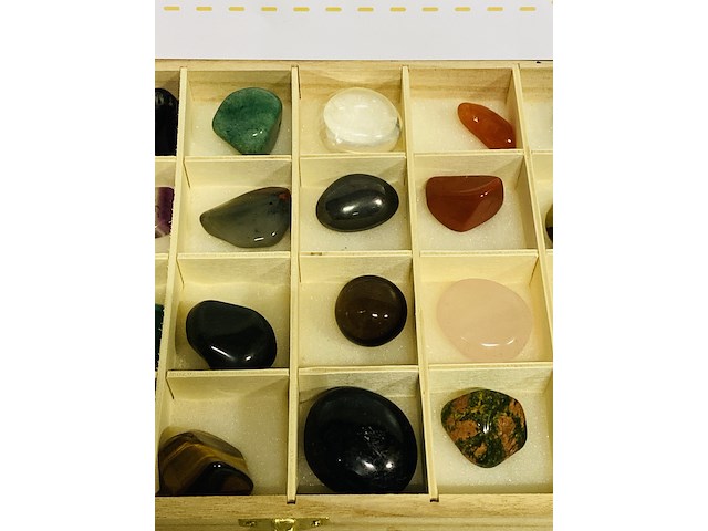 24 verschillende trommelstenen in kist - afbeelding 5 van  7