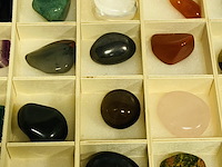 24 verschillende trommelstenen in kist - afbeelding 5 van  7