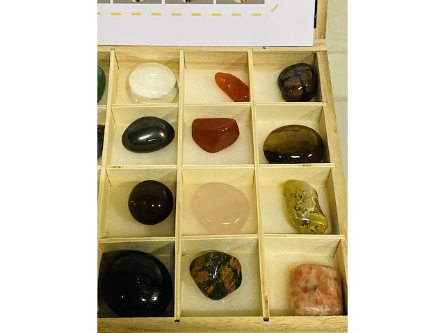 24 verschillende trommelstenen in kist - afbeelding 6 van  7