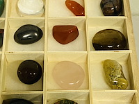 24 verschillende trommelstenen in kist - afbeelding 6 van  7