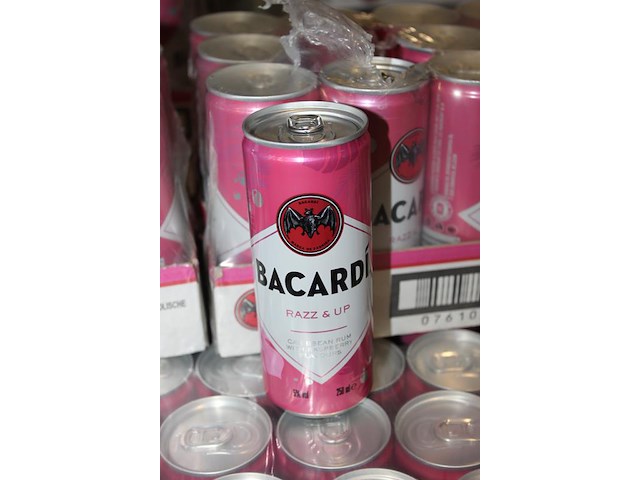 24 x 12 blikken bacardi cola razz & up 0,25cl. tht 2-2027. bod inclusief statiegeldwaarde van 43,20 euro. - afbeelding 2 van  2