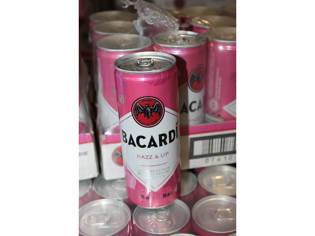 24 x 12 blikken bacardi cola razz & up 0,25cl. tht 2-2027. bod inclusief statiegeldwaarde van 43,20 euro. - afbeelding 2 van  2