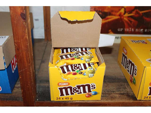 24 zakken m&m met nootjes. - afbeelding 1 van  2