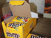 24 zakken m&m met nootjes. - afbeelding 2 van  2