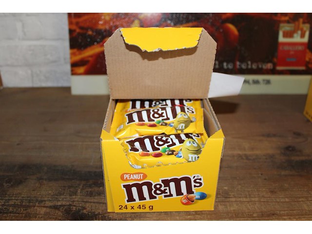 24 zakken m&m met nootjes. - afbeelding 1 van  2