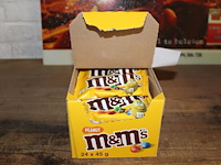 24 zakken m&m met nootjes. - afbeelding 1 van  2