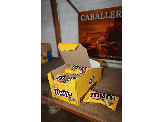 24 zakken m&m met nootjes. - afbeelding 2 van  2