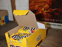 24 zakken m&m met nootjes. - afbeelding 2 van  2