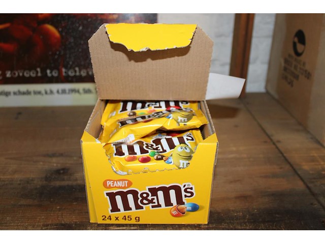 24 zakken m&m met nootjes. - afbeelding 1 van  2