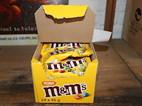 24 zakken m&m met nootjes. - afbeelding 1 van  2