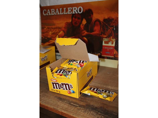24 zakken m&m met nootjes. - afbeelding 2 van  2