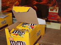 24 zakken m&m met nootjes. - afbeelding 2 van  2