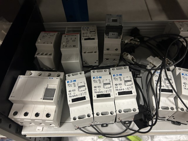 24x elektrotechnische schakelcomponenten w.o. eaton, schneider, honeywell - afbeelding 2 van  6