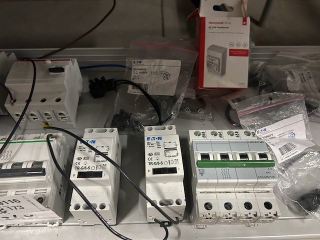 24x elektrotechnische schakelcomponenten w.o. eaton, schneider, honeywell - afbeelding 3 van  6