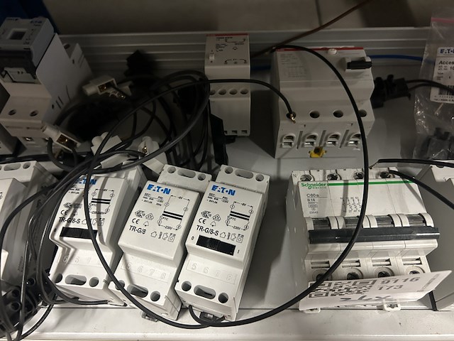 24x elektrotechnische schakelcomponenten w.o. eaton, schneider, honeywell - afbeelding 4 van  6