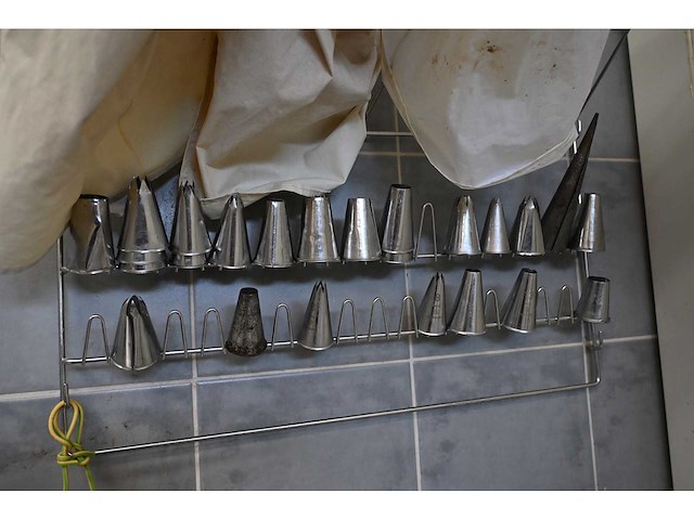 25-delige rvs slagroomspuit toebehoren set met wandhouder - afbeelding 3 van  4