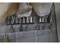 25-delige rvs slagroomspuit toebehoren set met wandhouder - afbeelding 3 van  4