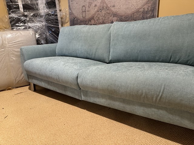 2,5 zits bank, blauw stof, rvs poten - afbeelding 3 van  5