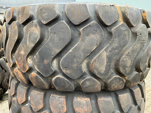 26.5r25 industrie band met velg (4x) - afbeelding 8 van  10