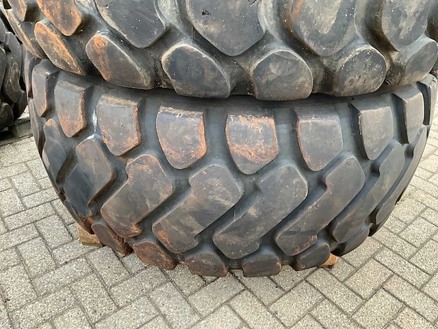 26.5r25 industrie band met velg (4x) - afbeelding 1 van  10