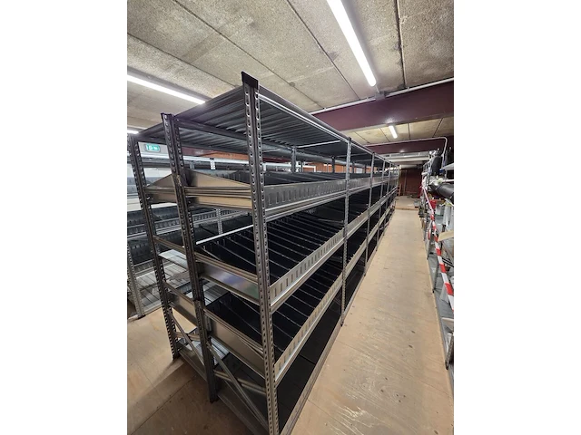 27 meter magazijnstellingen met metalen legborden en inzetbakken - afbeelding 1 van  9
